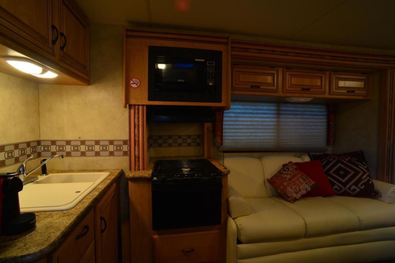 Luxury American Rv With Hot Tub West Chiltington Экстерьер фото
